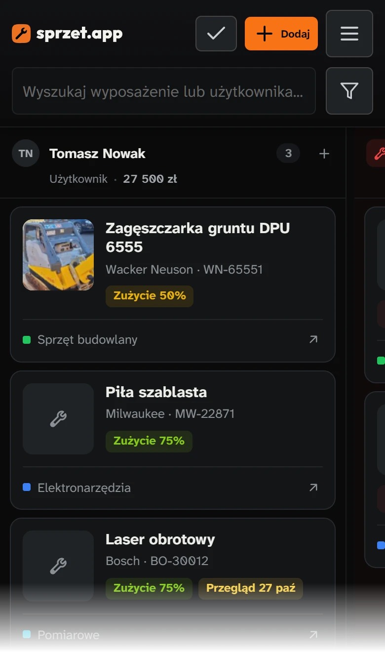 Tablica sprzet.app na telefonie: kolumna pracownika ze sprzętem i terminem przeglądu
