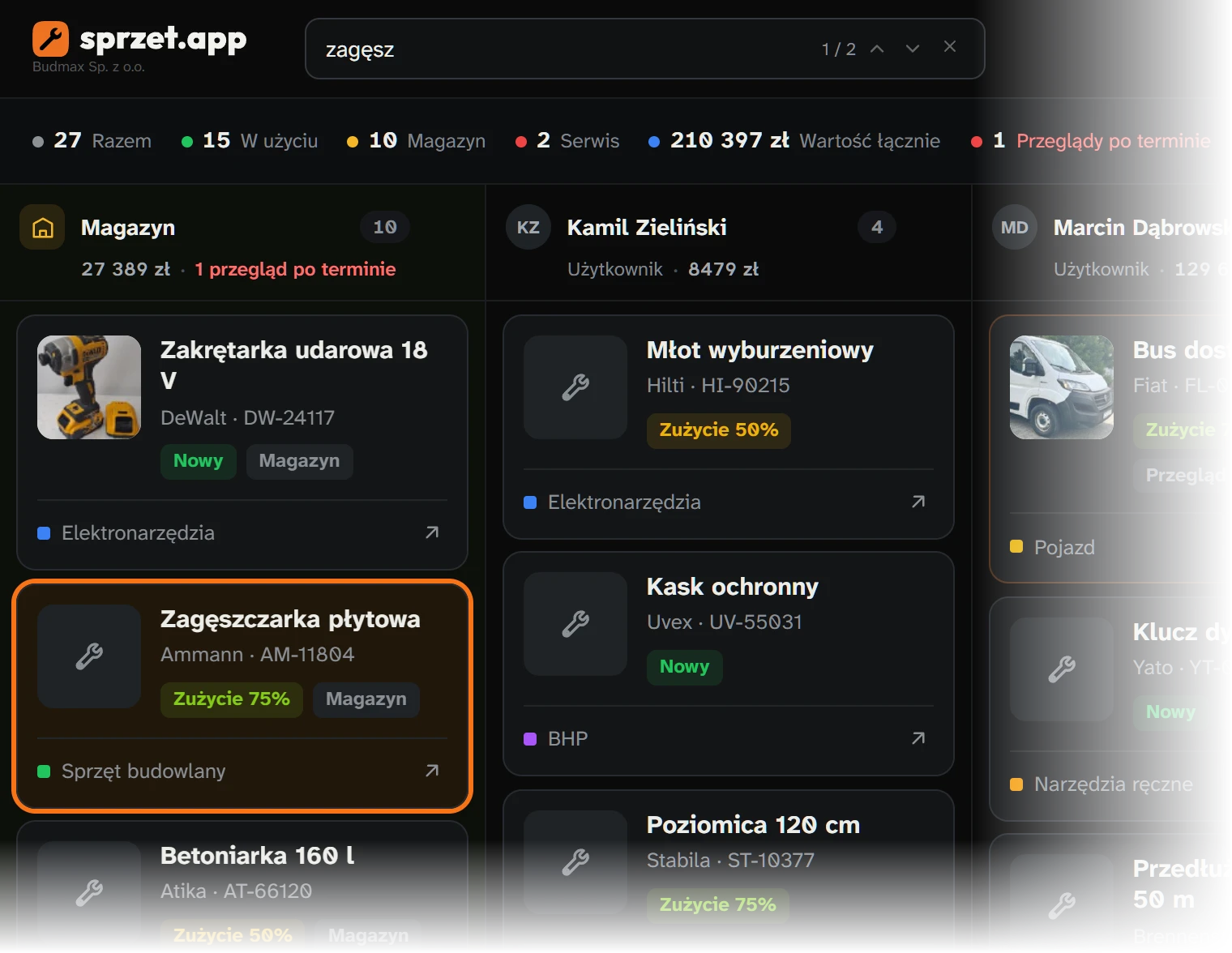 Wyszukiwarka na komputerze: podświetlona karta zagęszczarki płytowej i podsumowanie stanu nad tablicą